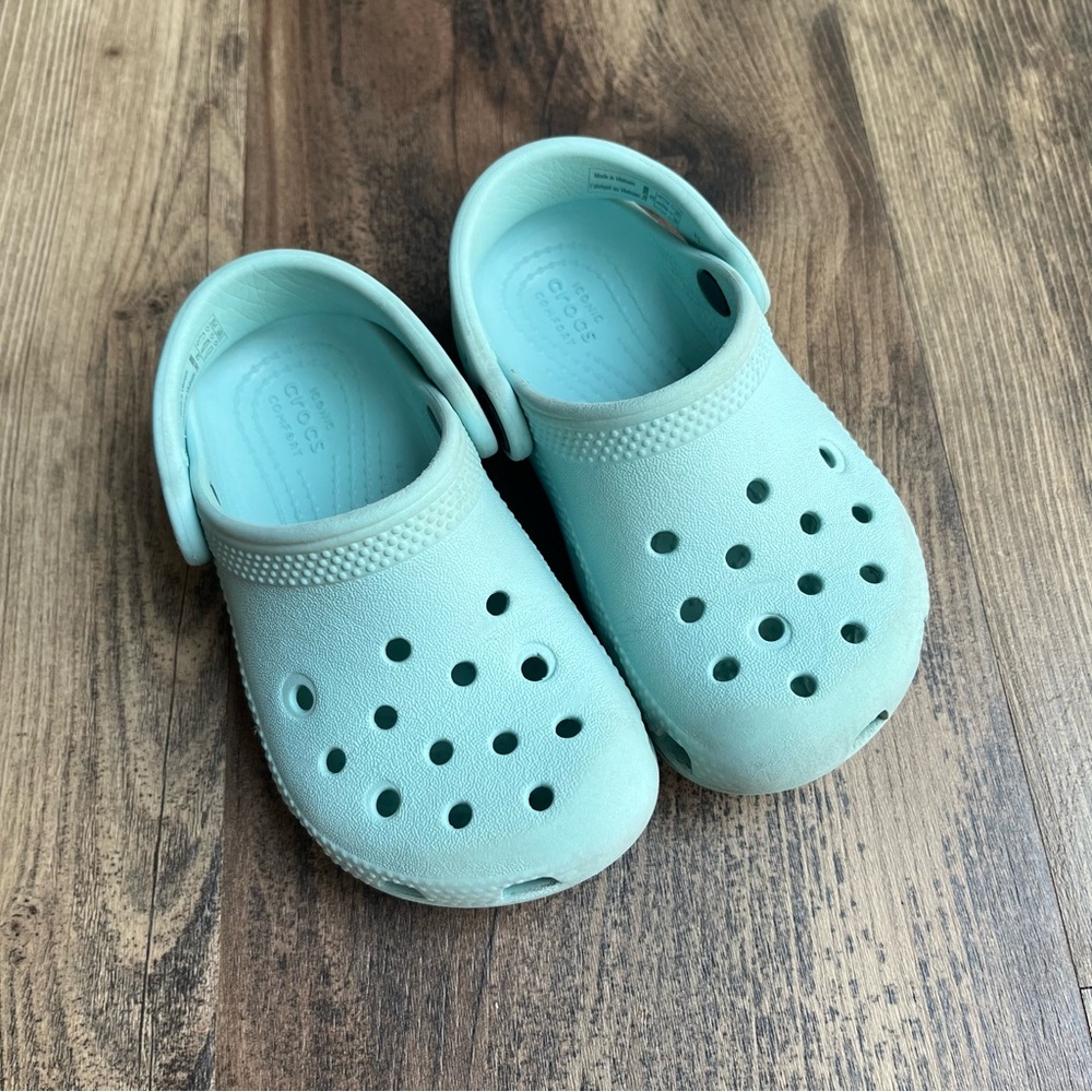 Crocs Unisex-Child Kids' Classic Clogs Pure Water C8